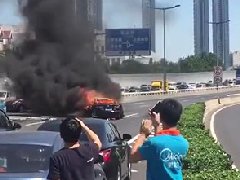 恐怖现场：6次变道连撞4车，天津马自达一怼四